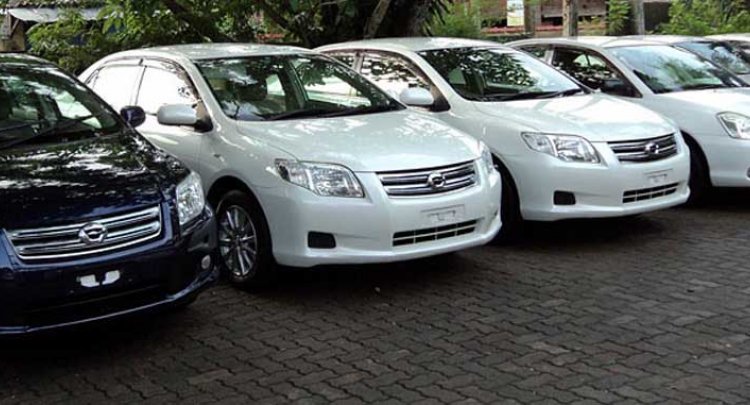 Такси на шри. Шри Ланка машины. Тойота на Шри Ланке. Машина на Шри. Toyota Sirius Шри Ланка.
